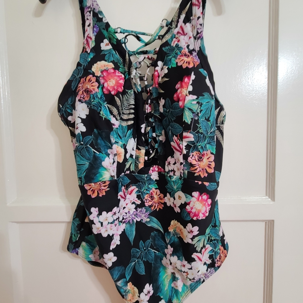 One piece swim suit